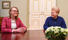 I. Gudžiūnaitė (kairėje). Nuotr. prezidentas.lt