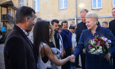 Prezidentės Dalios Grybauskaitės ir jos svitos susitikimas 2015 matais su į Lietuvą atvykusia pabėgėlių šeima.