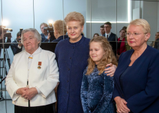 Prezidentė D. Grybauskaitė (antra iš kairės).