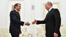 Prancūzijos ir Rusijos prezidentai Emanuelis Makronas ir Vladimiras Putinas.