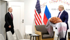 Rusijos statytinis JAV prezidentas per ką tik vykusį Didžiojo 20 (G20) viršūnių susitikimą Osakoje pasitinka teroristinės valstybės vadovą Vladimirą Putiną.