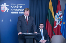 Krašto apsaugos viceministras E. Kerza (dešinėje). Nuotr. facebook.com