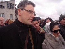 Pedofilijos ir žudymų istorija, dar kitaip vadinama Garliavos istorija, nedaug paliko abejingų. Vienaip ar kitaip prie šios nelaimės prisilietė nemažai žmonių. Šiai istorijai nebuvo abejingas buvęs Nacionalinio pareigūnų profesinių sąjungų susivienijimo pirmininkas, žmogaus teisių gynėjo Kęstučio Čilinsko pasekėju tituluojamas Vytautas Bakas, kuris tais neramiais laikais lankėsi Garliavos Klonio gatvėje ir stengėsi įsiklausyti į teisingumo ieškojusių žmonių nuomonę.