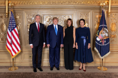  Prezidentas G. Nausėda (kairėje) jau spėjo nusifotografuoti ir su JAV prezidentu Donaldu Trampu ir pakviesti jį į Lietuvą. Deja, D. Trampas į šį kvietimą nereagavo niekaip ir net nuotraukos su G. Nausėda į savo Twitterį, kažkodėl, neįsidėjo.