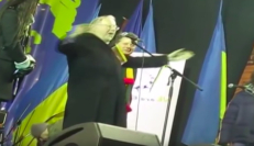 Rėkiantis Vytautas Landsbergis Maidane raginantis įvykdyti perversmą. Šalio jo – disidentas Andrius Tučkus.