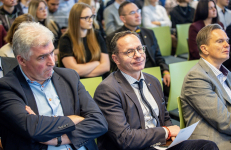 Analizių analitikas M. Laurinavičius (kairėje). Nuotr. facebook.com