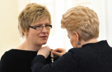 Žmonių partijos bendruomenė turi pomėgi dabintis medaliais ir ordinais.