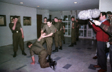 Mokomojo junginio karių treniruotė. 1991 m. KAM archyvo nuotr.