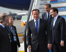 Didžiosios Britanijos ministras pirmininkas Davidas Cameronas (centre). EPA-Eltos nuotr.