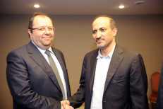 Opozicinės Sirijos koalicijos generalinis sekretorius Mustafa al Sabaghas ir opozicinės Sirijos nacionalinės koalicijos vadovas Ahmadas Asi Džarba (dešinėje). EPA-ELTA nuotr.