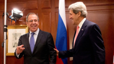 Rusijos užsienio reikalų ministras Sergejus Lavrovas ir JAV valstybės sekretorius Johnas Kerry. EPA-ELTA nuotr.