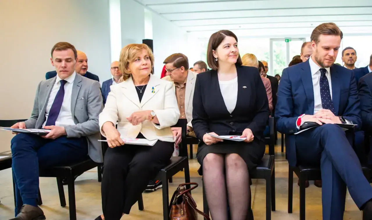 Rasa Juknevičienė (antra iš kairės) ir toliau įdėmiai klausosi Kremliaus valdomų kanalų