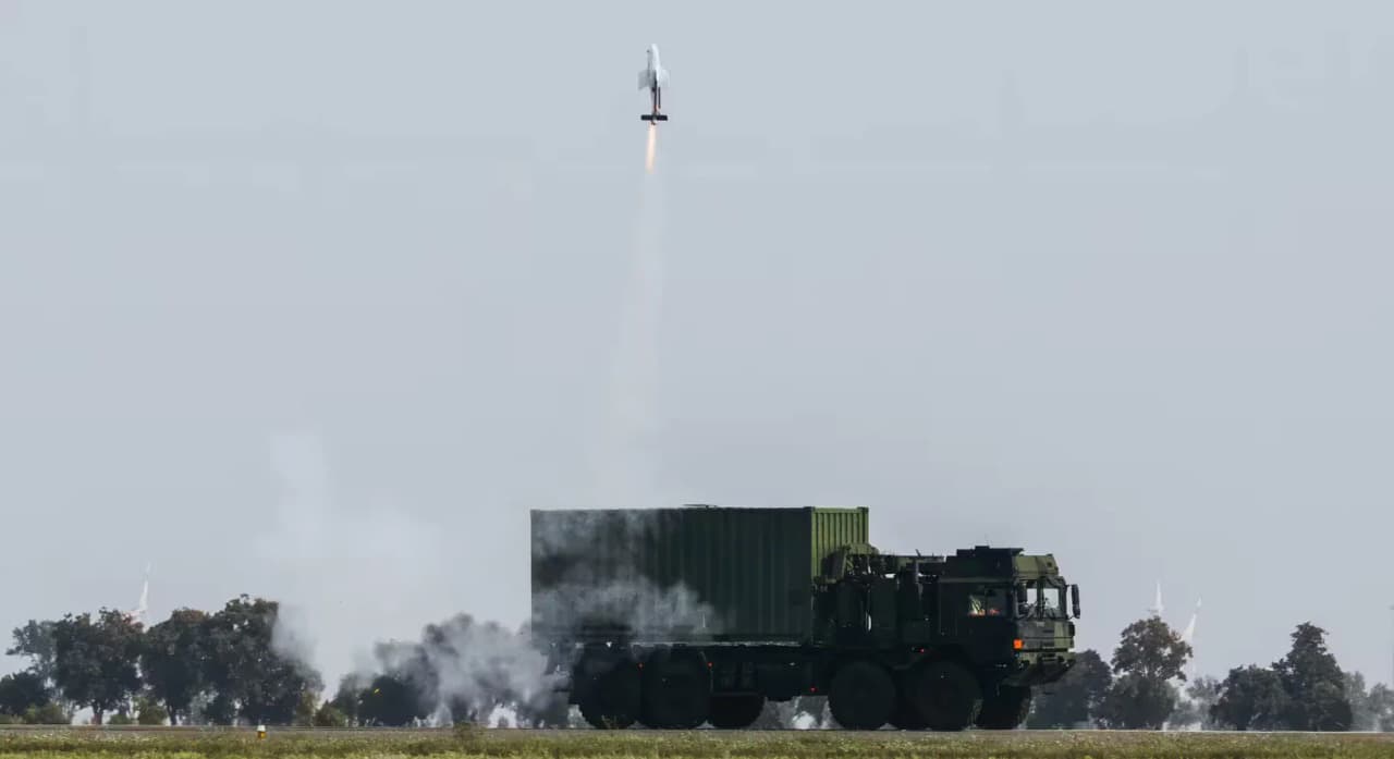 „Rheinmetall“ pirmą kartą paleido FV-014 iš konteinerinės sistemos – viename konteineryje telpa iki 18 smogiamųjų dronų