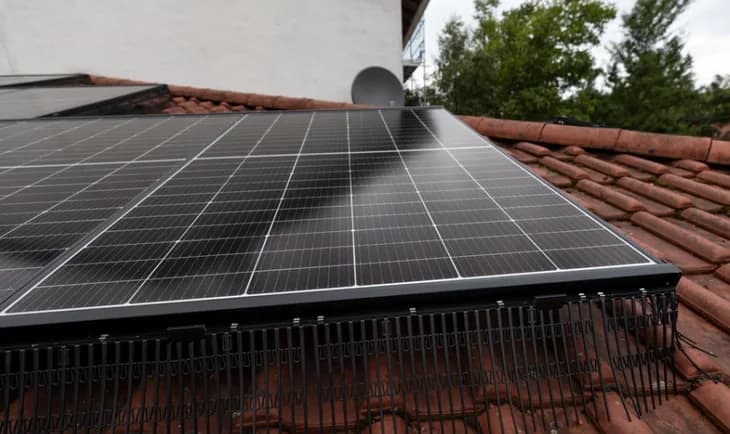 Po kelerių metų nuima saulės modulius ir pamato, kas darosi su stogu