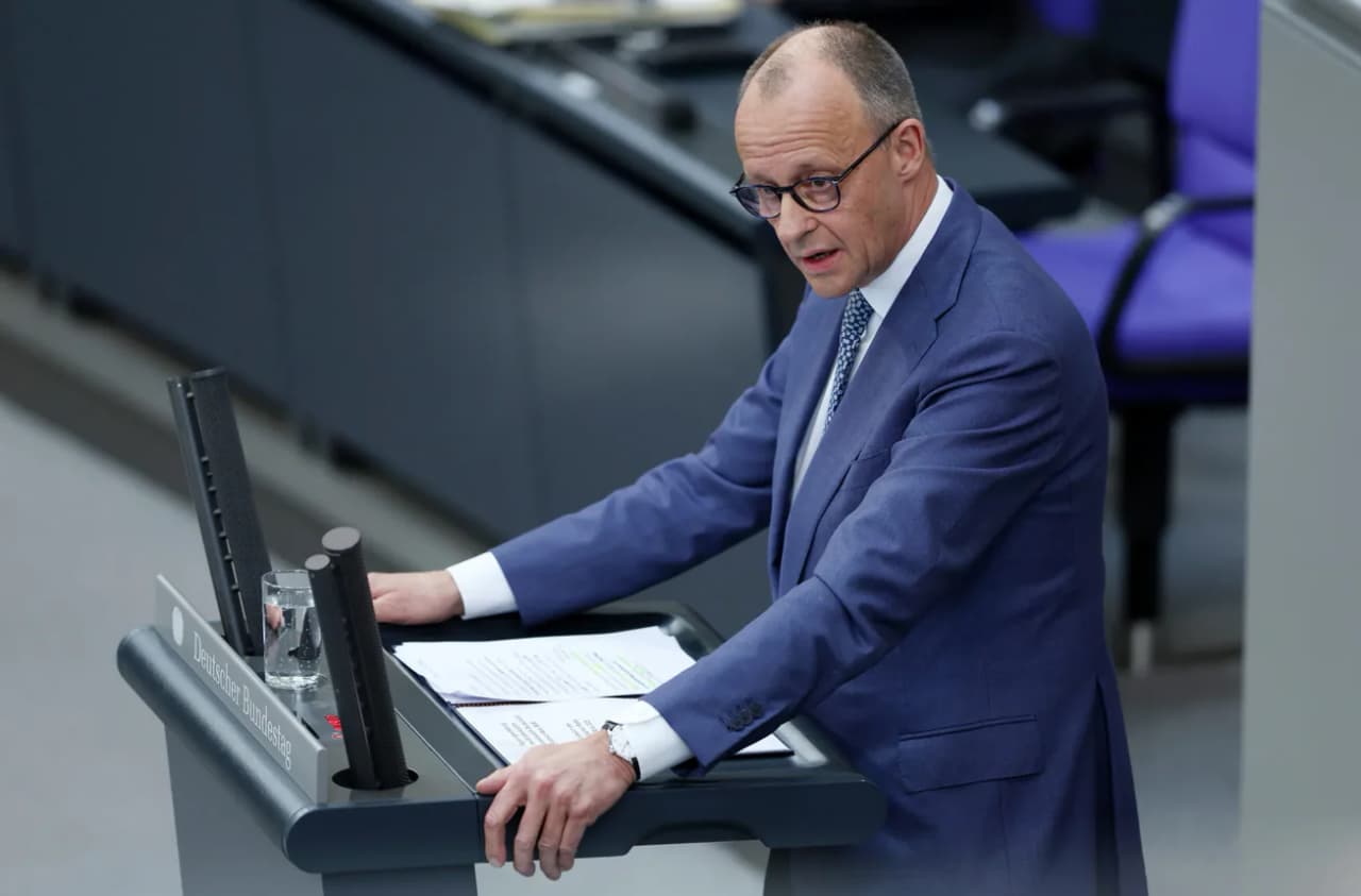 Vokietijoje svarstoma naikinti specialią politikų apsaugą – už jų įžeidimą gali grėsti net kalėjimas