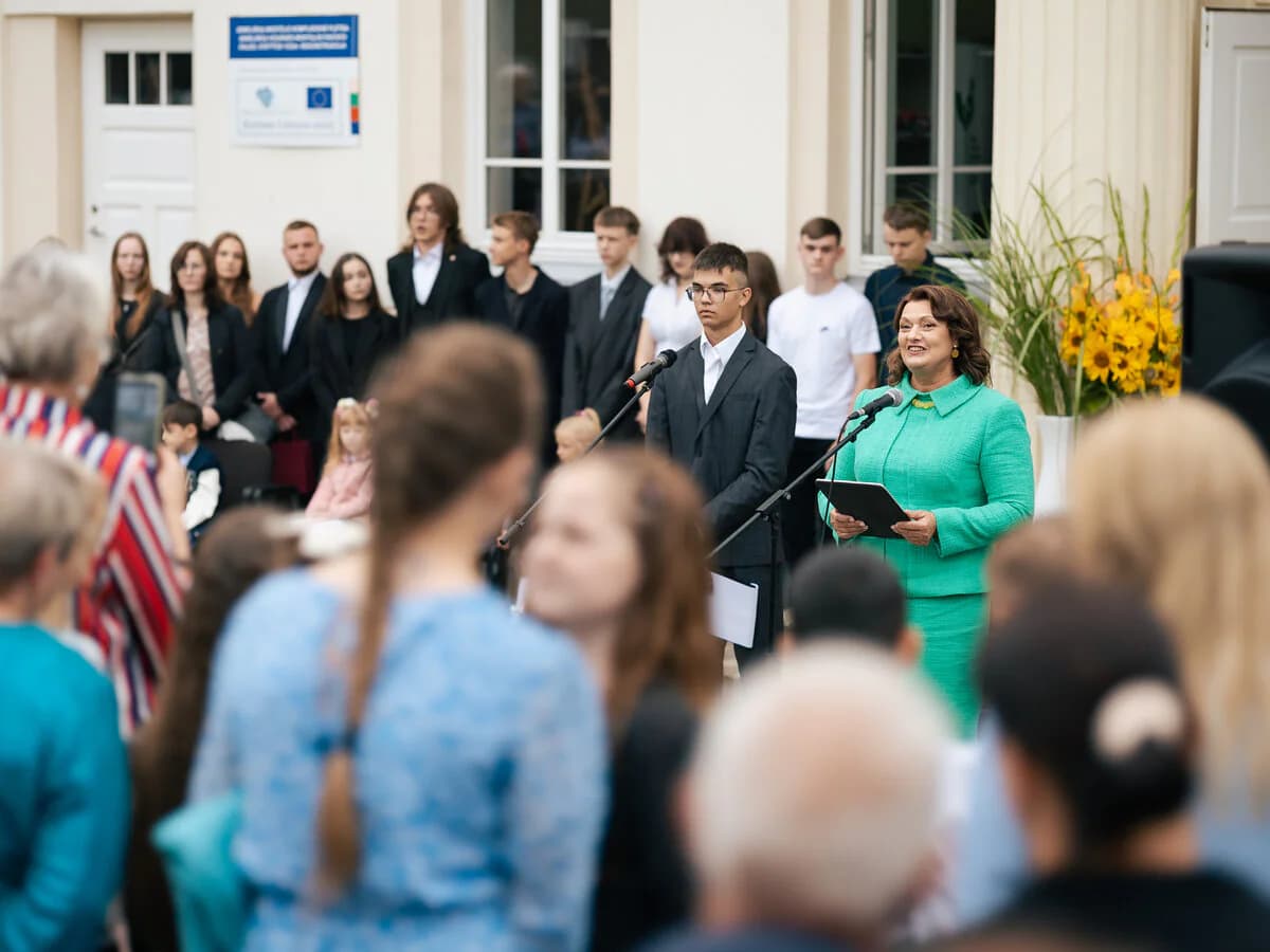 Nausėdienė Semeliškėse su gimnazistais diskutavo apie mokyklos svarbą bendruomenėms