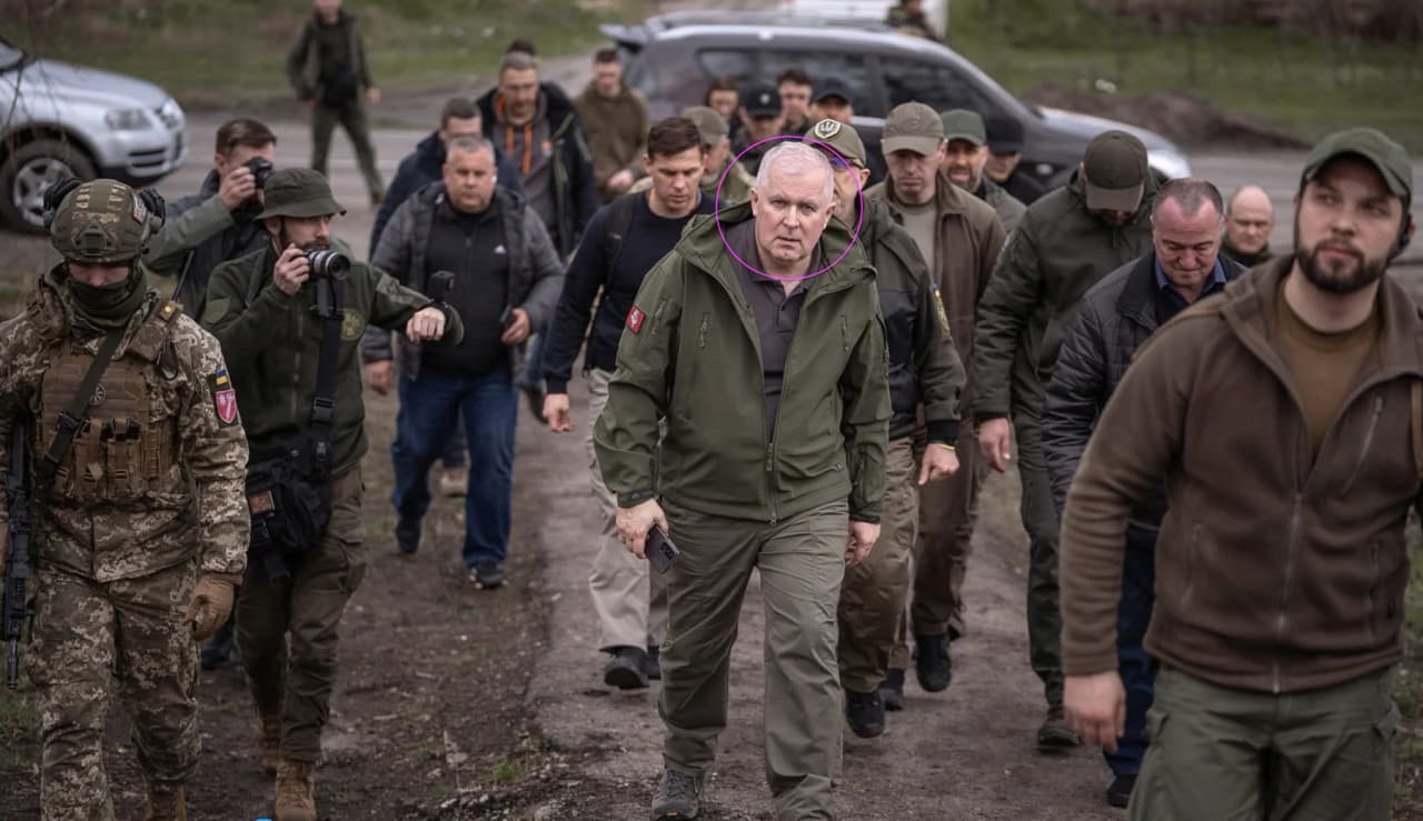 Anušauskinių KGB sąrašų skelbėjas Arvydas Anušauskas (galvutė pažymėta violetiniu apskritimu)