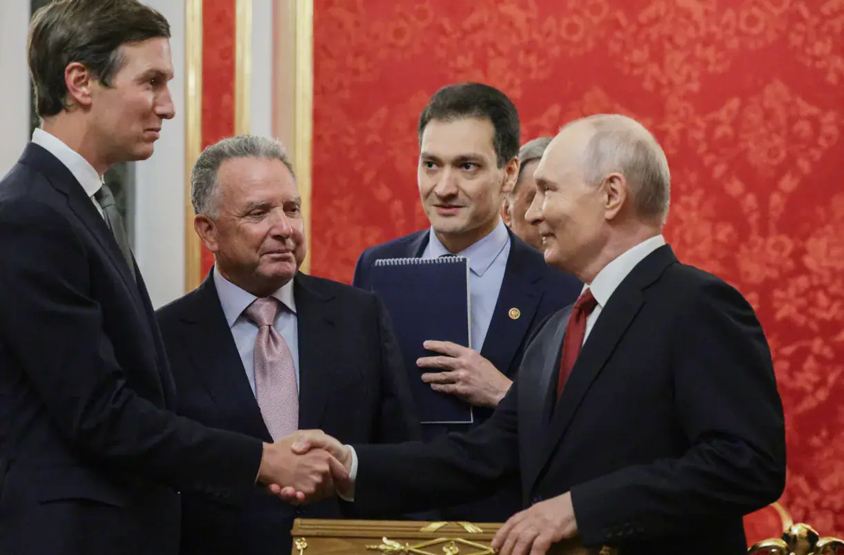 „Bloomberg“: Rusija griežtina reikalavimus Ukrainai – Maskva mano turinti karinį pranašumą