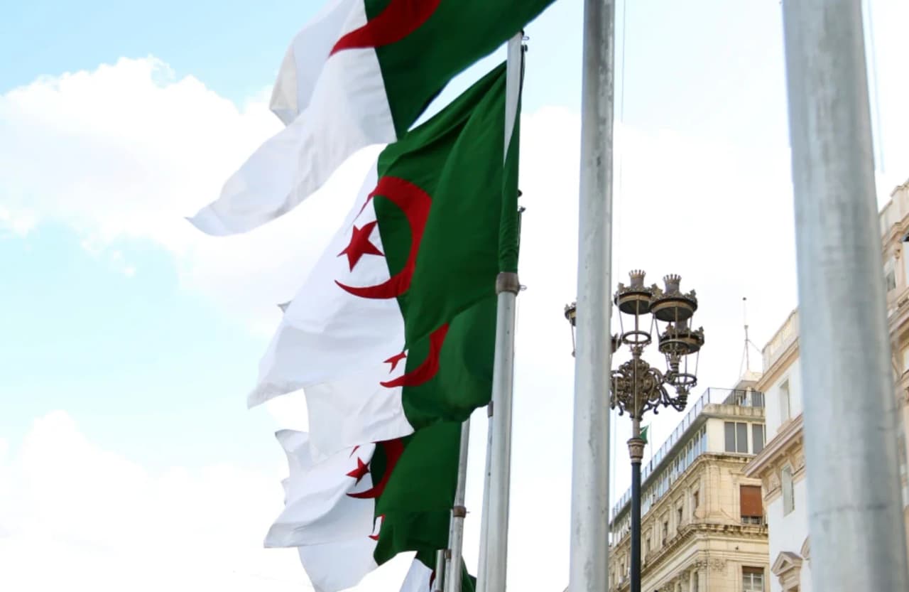 Alžyras nutraukė diplomatinius santykius su Jungtiniais Arabų Emyratais
