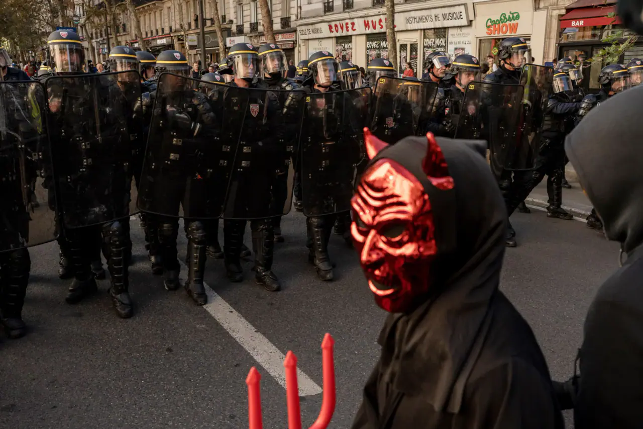 Prancūzijos jaunimas reikalauja 10 mlrd. eurų švietimui, protestai apėmė visą šalį