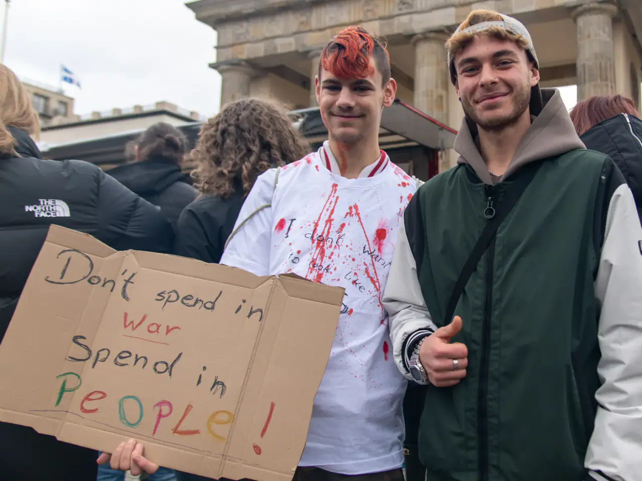 Vokietijos jaunimas protestuoja prieš brangymetį ir karinę tarnybą