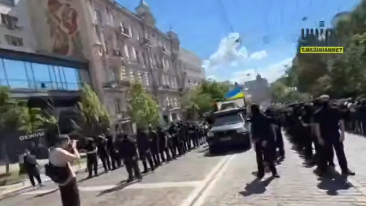 Izraelio ambasada reikalauja reakcijos dėl nacistinių gestų Maidane