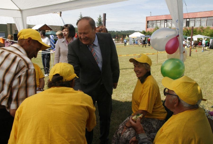 Socialdemokratas Valerijus Makūnas mielai bendrauja su rinkėjais spalvingose akcijose, bet laiškų apie smurtą prieš vaikus neskaito. (Nuotr. iš LSDP Kauno raj. skyriaus tinklalapio).