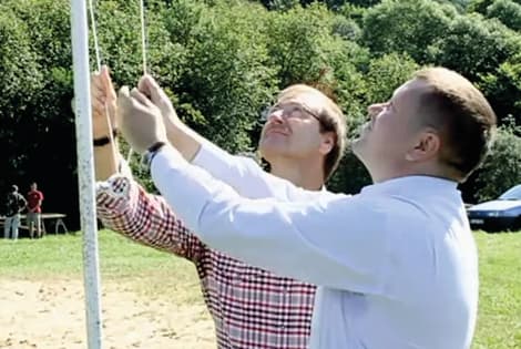 Viens, du, trys - mūsų būgnai skamba, mes ateinam garsiai - kaip atominė bomba