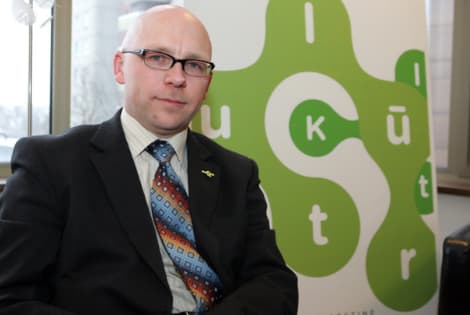 Nedaug kas žino, kad ilgametis kultūros darbuotojas, buvęs Kultūros ministerijos sekretorius, vėliau VšĮ VEKS direktorius, vėliau sugrįžęs atgal į ministeriją ir iki šiol ramiai besidarbuojantis Kultūros ministro patarėju Rolandas Kvietkauskas yra vienas