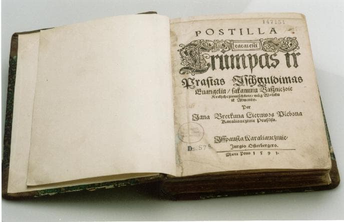 Jonas Bretkūnas „Postilėje" (Karaliaučius, 1591) rašė: „Šventamip Janip dešimtame paguldyme“. Ir visi suprato: „Švento Jono Evangelijos dešimtame skyriuje“. Šventas Jonas - gyvas asmuo, todėl pavartota adesyvo forma, kurią esame jau seniai pamiršę.