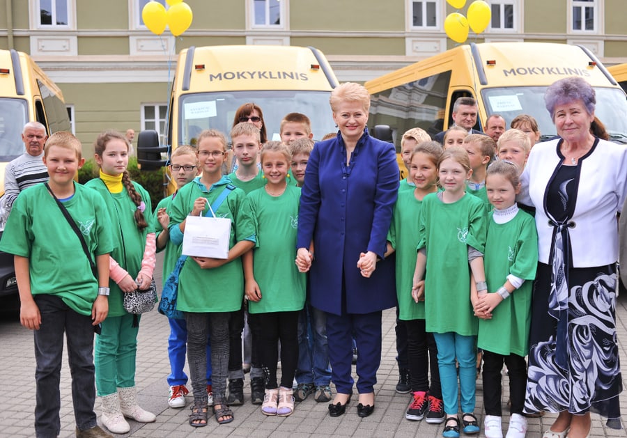 Prezidentės dosnumu džiaugiasi ir moksleiviai, ir mokytojai, ir vairuotojai. Nuotr. prezidentas.lt