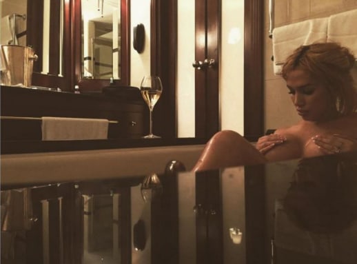 Prisirpusios krūtys net slysta iš delnų ir krenta. Nuotr. „Instagram“