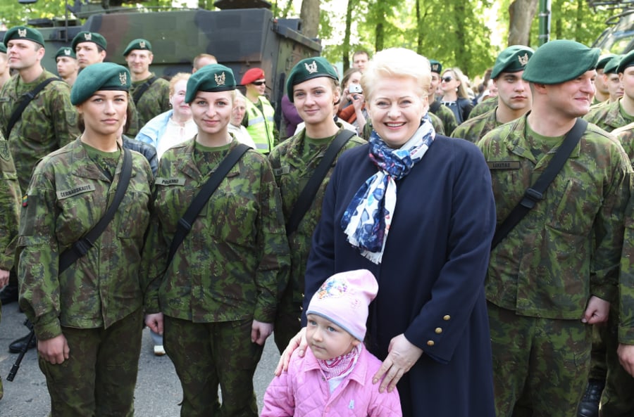 Prezidentė dalyvavo pirmųjų šauktinių atsisveikinimo ceremonijoje. Nuotr. prezidentas.lt