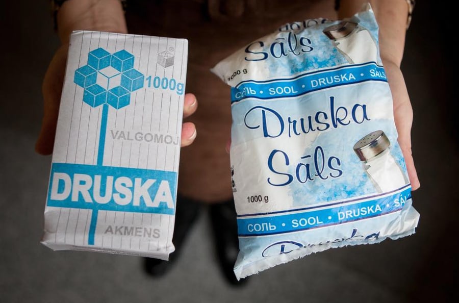 Konservatorė R. Juknevičienės rankose laikoma kelių rūšių druska. Nuotr. facebook.com