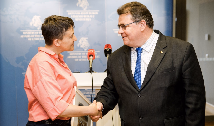 UKraioje, kaip ir Lietuvoje Nadia Savčenko buvo laikoma didvyre, dėl šios lakūnės jau ketvirtus metus iš eilės badauja liberas Petras Auštrevičius. Nuotr. urm.lt
