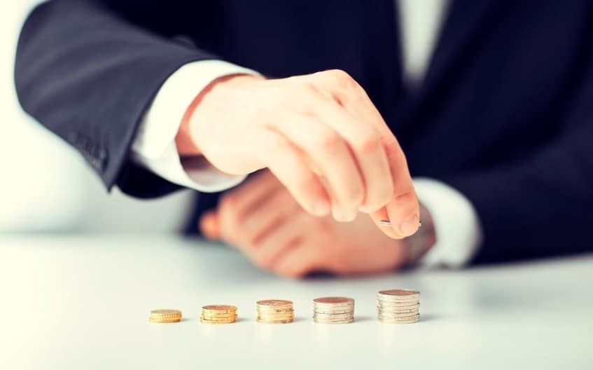 Prie savo pranešimo visuomenei Vyriausybė pridėjo šią fotografiją, kurioje aiškiai matosi, kad teigiamas finansinis pokytis palies kiekvieną Lietuvos žmogų. Nuotr. lrv.lt