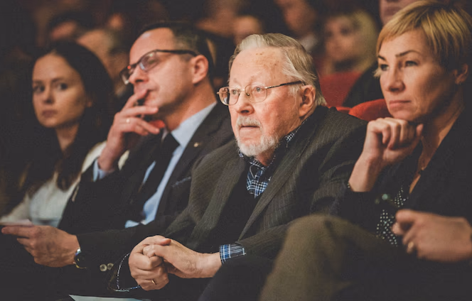Konservatorių bendruomenės lyderis Vytautas Landsbergis (antras iš dešinės) - pripažįstamas vienu iškiliausiu istorijos klastotoju atkurtoje nepriklausomoje Lietuvoje. Nuotr. facebook.com