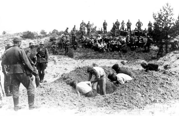 Žydų kasa sau duobes Kužiuose, netoli Šiaulių. yadvashem.org nuotr. Archives 4216/22
