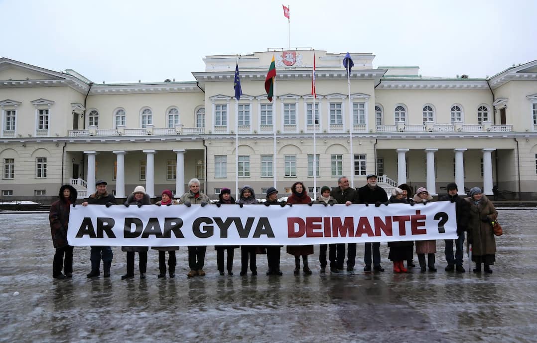 Šių metų sausio 17-oji diena buvo 80-as kartas, kai priešais LR Prezidentūrą susirinkę žmonės klausė - ar dar gyva Deimantė Kedytė? Nuotr. facebook.com