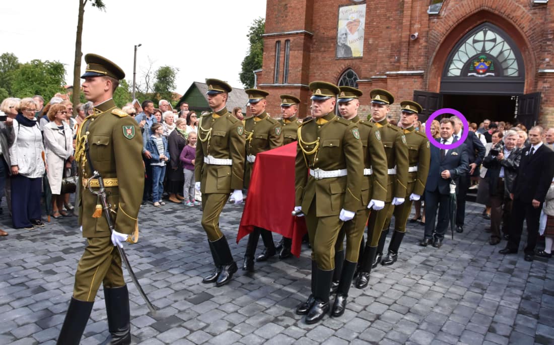 Konservatorius M. Adomėnas (galvutė apibrauktra violetiniu apskritimu). Nuotr. teofilius.lt