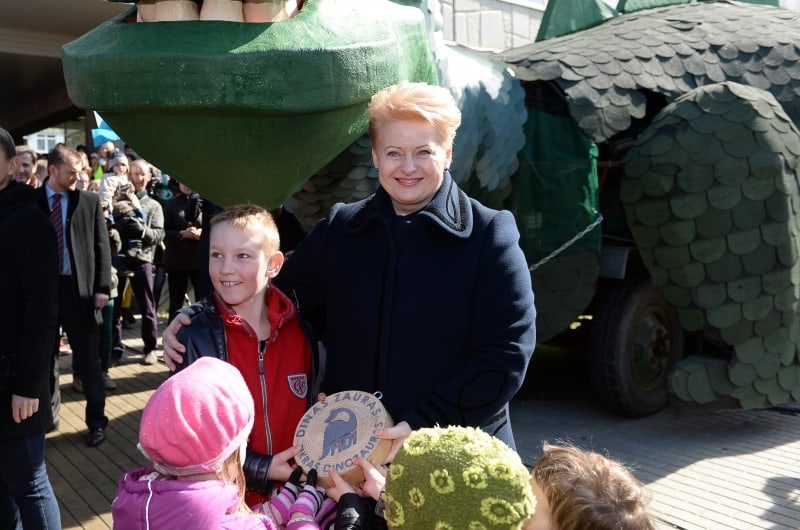 Prezidentė Dalia Grybauskaitė savaitgalį lankėsi vienoje ilgametes tradicijas puoselėjančių studentų švenčių - Fiziko dienoje, bei nepraleido progos tradiciškai nusipaveiksluoti su vaikais. Nuotr. Prezidentas.lt