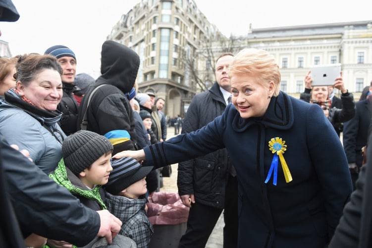 Prezidentė D. Grybauskaitė Kijeve nepraleido progos paliesti vaiką. Nuotr. prezidentas.lt