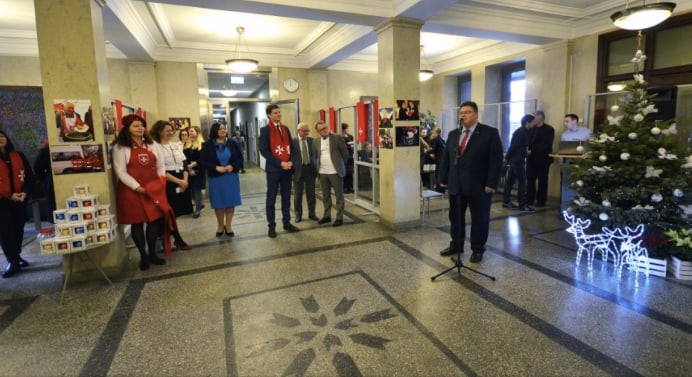 L. Linkevičius ne tik pilstė sriubą, bet ir pasakė kalbą. Nuotr. urm.lt
