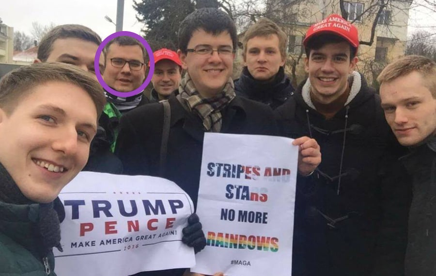 Politikos mokslininkas, konservatorius L. Kaščiūnas (galvutė apibraukta violetiniu apskritimu) piketuoja prie JAV ambasados išreikšdamas paramą naujajam JAV prezidentui. Nuotr. facebook.com