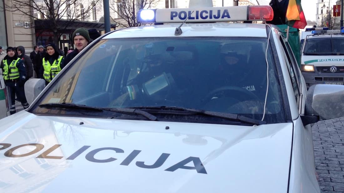 2013 m. kovo 11 d. minėjimo pagrindiniai simboliai buvo itin didelės sutelktos policijos pajėgos, specialiai užtvertas Gedimino prospektas ir didelė valdžios panieka eitynių dalyviams. Nuotr. E.eu