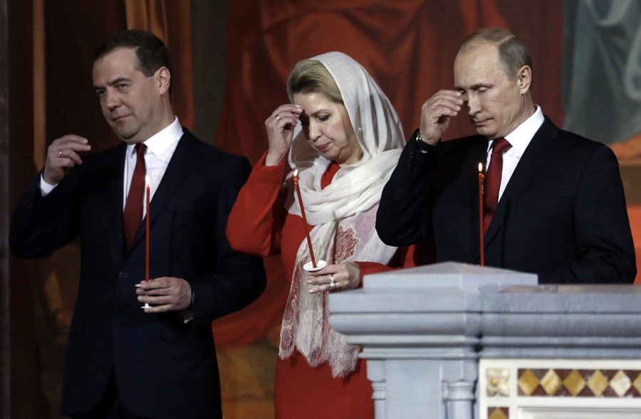 Rusijos prezidentas Vladimiras Putinas ir premjeras Dmitrijus Medvedevas su žmona dalyvavo pamaldose Kristaus Išganytojo katedroje Maskvoje. Nuotr. EPA-ELTA