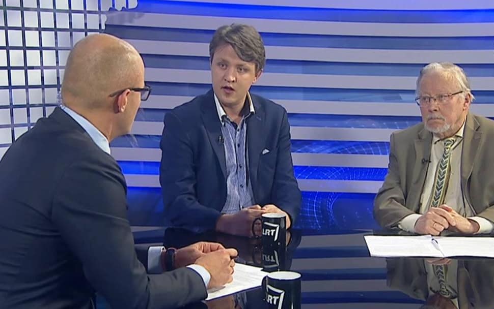 Rašytojas Vaidas Saldžiūnas (viduryje) dažnas analitinių laidų analitikas. Nuotr. facebook.com