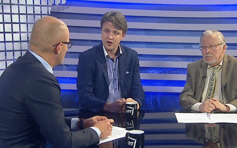 Rašytojas Vaidas Saldžiūnas (viduryje) dažnas analitinių laidų analitikas. Nuotr. facebook.com