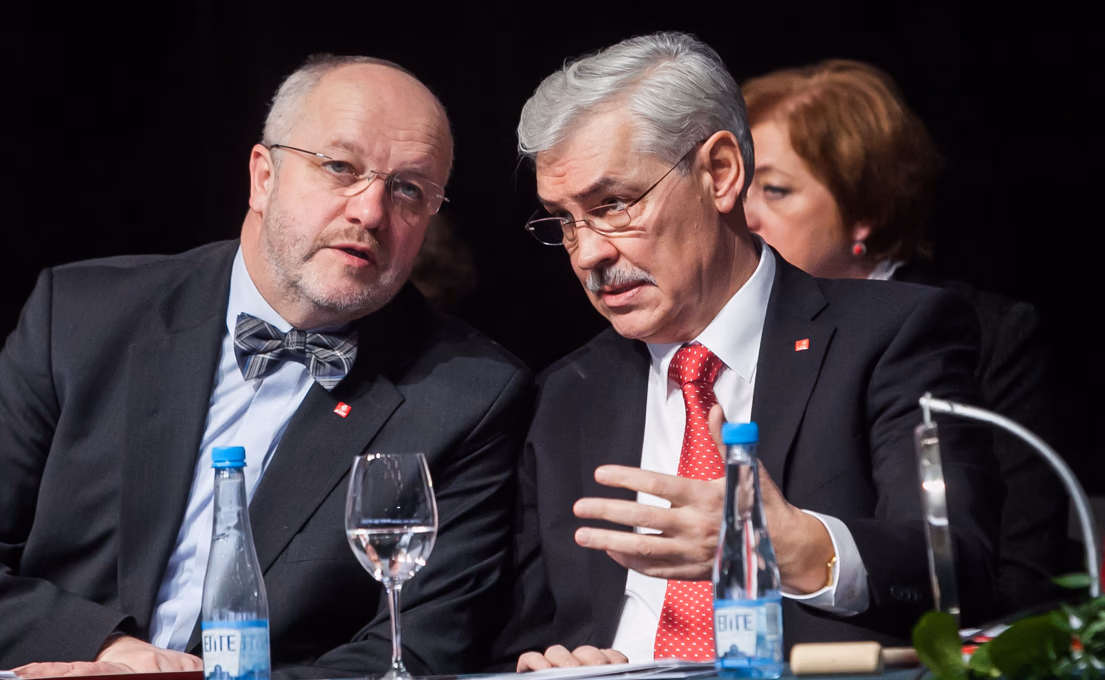 Socialdemokratai Juozas Olekas ir Zigmundas Balčytis (kairėje) XXXII LSDP suvažiavo metu. Nuotr. Eltos