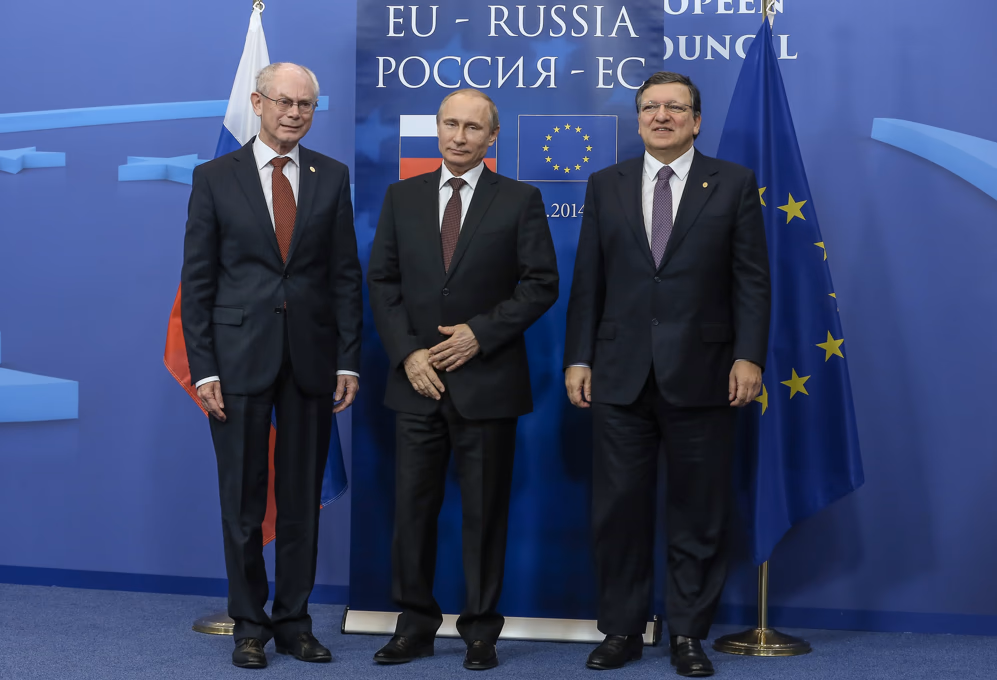 Europos Sąjunga (ES) ir Rusija siekia suartėjimo konflikte dėl Rytų partnerystės su Ukraina. Dvišaliai ES ir Rusijos ekspertų grupei pavesta išanalizuoti siekiamos ES laisvosios prekybos sutarties su Ukraina „ekonominius padarinius”, po susitikimo su Rusijos prezidentu Vladimiru Putinu pareiškė Europos Vadovų Tarybos pirmininkas Hermanas Van Rompėjus (Herman Van Rompuy). Nuotr. EPA-ELTA